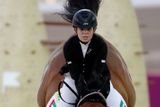 Nadia Taryan z Emirátů skáče se svým koněm během finále týmových skoků na Arabských hrách v Dauhá, hlavním městě Kataru, 21. prosince 2011. REUTERS/Suhaib Salem