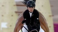Nadia Taryan z Emirátů skáče se svým koněm během finále týmových skoků na Arabských hrách v Dauhá, hlavním městě Kataru, 21. prosince 2011. REUTERS/Suhaib Salem