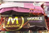Objem nanuků Magnum Double Chocolate, Caramel nebo Peanut Butter se letos v létě snížil o pětinu – ze 110 ml na 88 ml. Cena zůstala stejná. "U výrobku Magnum Double Chocolate jsme zvýšili obsah čokolády, původně kakaový krém je nyní čokoládový," vysvětluje mluvčí společnosti Unilever Veronika Kůšiková, proč se jednotková cena zvýšila.
