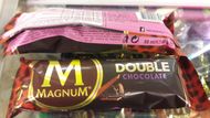 Objem nanuků Magnum Double Chocolate, Caramel nebo Peanut Butter se letos v létě snížil o pětinu – ze 110 ml na 88 ml. Cena zůstala stejná. "U výrobku Magnum Double Chocolate jsme zvýšili obsah čokolády, původně kakaový krém je nyní čokoládový," vysvětluje mluvčí společnosti Unilever Veronika Kůšiková, proč se jednotková cena zvýšila.