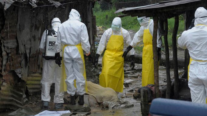 Ebola se šíří monrovijskou chudinskou čtvrtí West Point, vláda ji uzavřela do karantény.