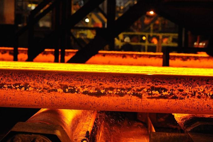 A steel slab is cooled with water on the roller table at the SSI steel plant at Redcar, northern England May 29, 2012. SSI Steel from Thailand took over the plant on February 24, 2011 after it had been closed by Tata steel. The blast furnace was relit on April 15 this year and the plant now employs 1800 workers and has produced and exported 136,000 tonnes of steel. REUTERS/Nigel Roddis (BRITAIN - Tags: BUSINESS ENERGY EMPLOYMENT) Published: Kvě. 29, 2012, 3:41 odp.