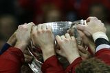 Hokejisté Kanady drží pohár světové pro šampiony.
