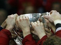 Hokejisté Kanady drží pohár světové pro šampiony.