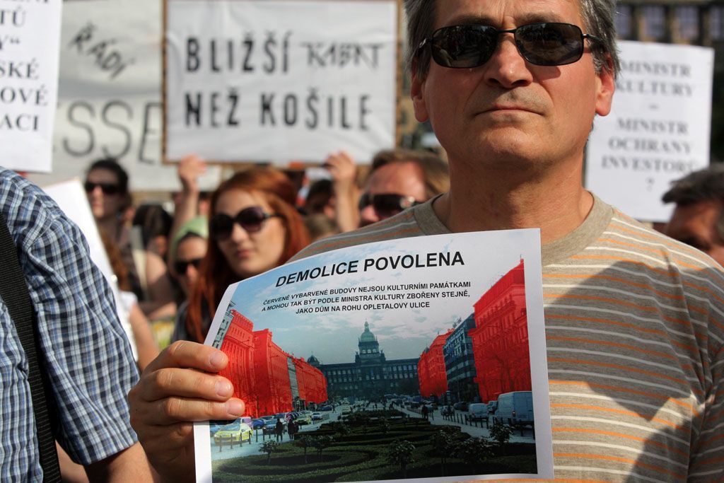 Demonstrace proti bourání domu na Václavském náměstí.