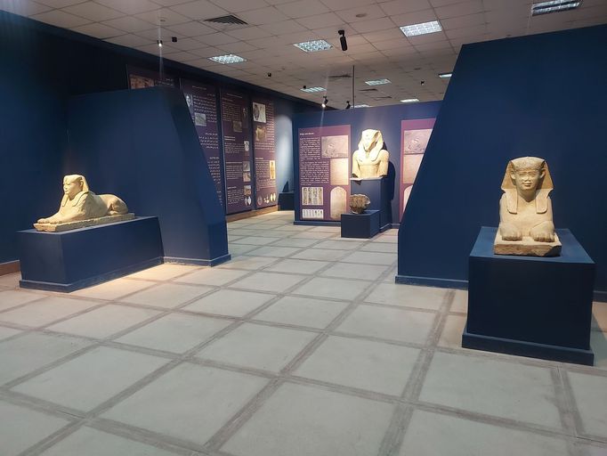 Nenechte si ujít ani návštěvu místního muzea s artefakty odkazujícími na éru faraonů.