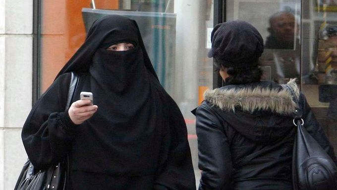 Burku nosí v Evropě několik stovek muslimských žen.