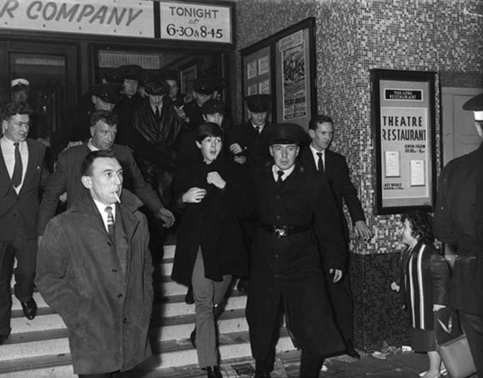 1963: Beatles opouštějí Ritz Cinema po koncertě v severoirském Belfastu.