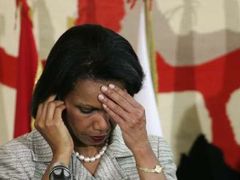 Do Pákistánu by měla v úterý přiletět i americká ministryně zahraničí Condoleezza Riceová.