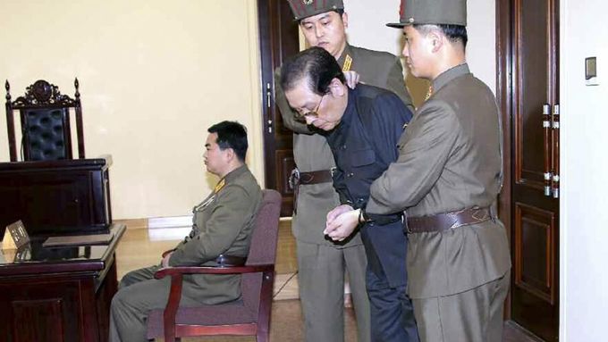 Čang Song-Tchek u soudu, který ho za zradu poslal na smrt.
