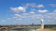 Ústřední letiště Berlín-Tempelhof - jde o bývalé berlínské civilní letiště, jedno ze tří ve městě. Letiště leží ve čtvrti Tempelhof v městském obvodu Tempelhof-Schöneberg (v bývalém americkém sektoru města).