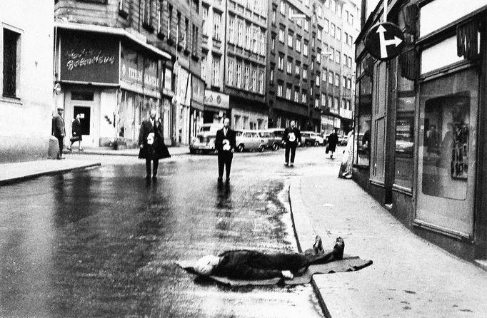 Fotoreprodukce dobového policejního vyšetřovacího spisu k srpnovým událostem v roce 1969.