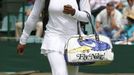 Serena Williamsová přichází na kurt k zápasu čtvrtého kola Wimbledonu proti Američance Mattekové v jednom ze svých extravagantních oblečků.