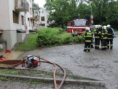 Nový bytový komplex vyrostl přímo u Hamerského rybníku. Hasiči se to tu v pondělí jen hemžilo.