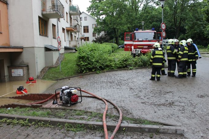 Nový bytový komplex vyrostl přímo u Hamerského rybníku. Hasiči se to tu v pondělí jen hemžilo.