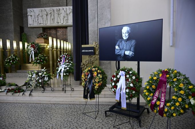 Rozloučení s hercem Jiřím Krampolem se konalo v pátek ve smuteční síni strašnického krematoria v Praze.