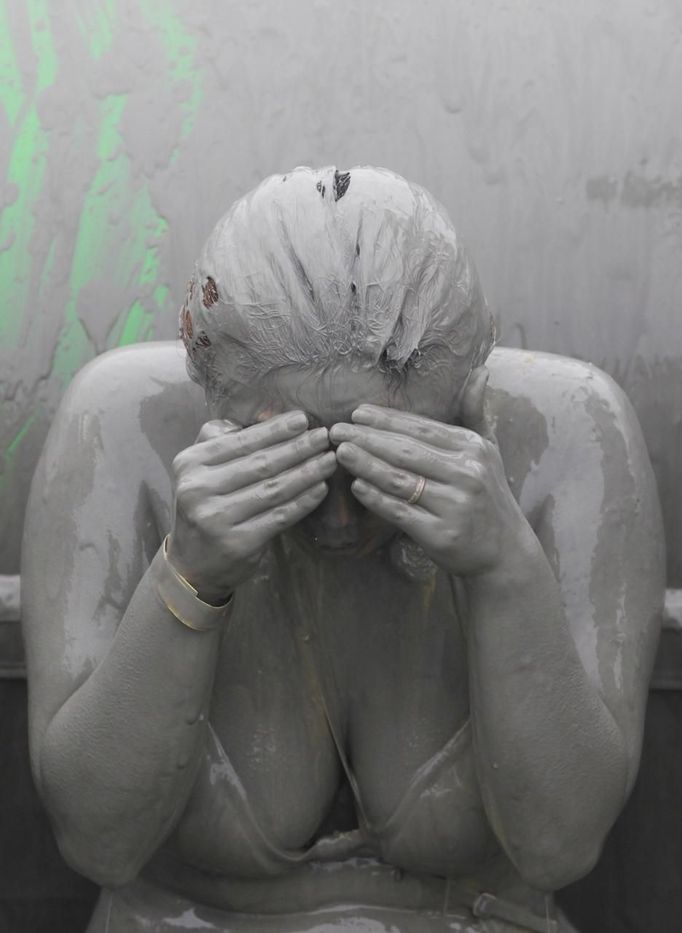 A woman plays in mud during the Boryeong Mud Festival at Daecheon beach in Boryeong, about 190 km (118 miles) southwest of Seoul, July 15, 2012. About 2 to 3 million domestic and international tourists visit the beach during the annual mud festival, according to the festival organisation. REUTERS/Lee Jae-Won (SOUTH KOREA - Tags: SOCIETY TRAVEL) Published: Čec. 15, 2012, 7:04 dop.