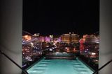 NEJDRAŽŠÍ: Hotel Palms Casino Resort - USA V nejdražším pokoji, kde stojí jedna noc 40 tis. dolarů ( 880 tis. Kč), je sauna, posilovna, wellness, soukromý bazén s výhledem na město, několik barů, obrovská otočná postel nebo vodopád. Stavba tohoto dvou patrového luxusního apartmá se třemi ložnicemi a rozlohou 900 m2 stála bezmála 10 milionů dolarů ( 220 mil. Kč).