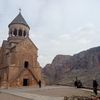 Klášter Noravank ze 13. století, který patří k nejkrásnějším památkám Arménie. Nachází se uprostřed skal.