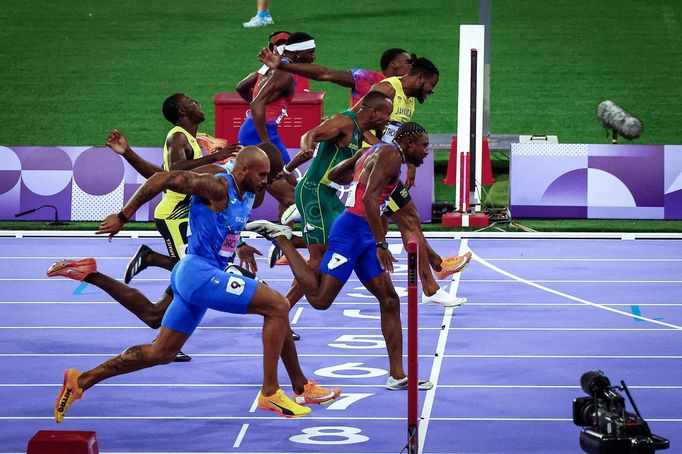 Paris 2024 Olympics - Athletics - Men's 100m Final - Stade de France, Saint-Denis, France - August 04, 2024. Noah Lyles of United States crosses the line to win gold. REU