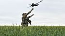 Ukrajinský voják vypouští dron nad ruské pozice.