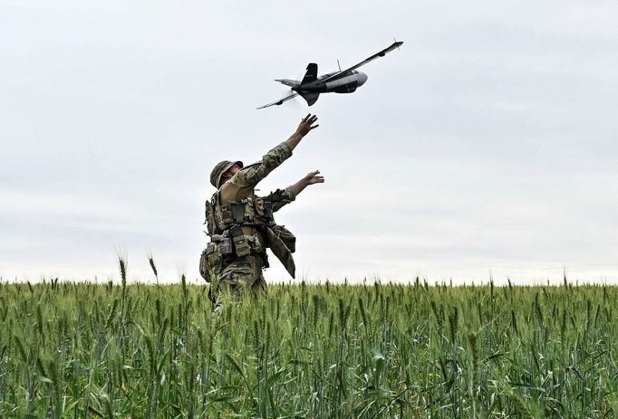 Ukrajinský voják vypouští dron nad ruské pozice.