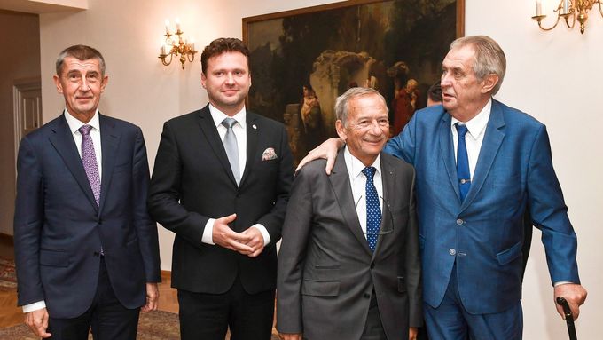 Premiér Andrej Babiš, šéf sněmovny Radek Vondráček, tehdejší šéf Senátu Jaroslav Kubera a prezident Miloš Zeman na jednání o české zahraniční politice v říjnu 2019.