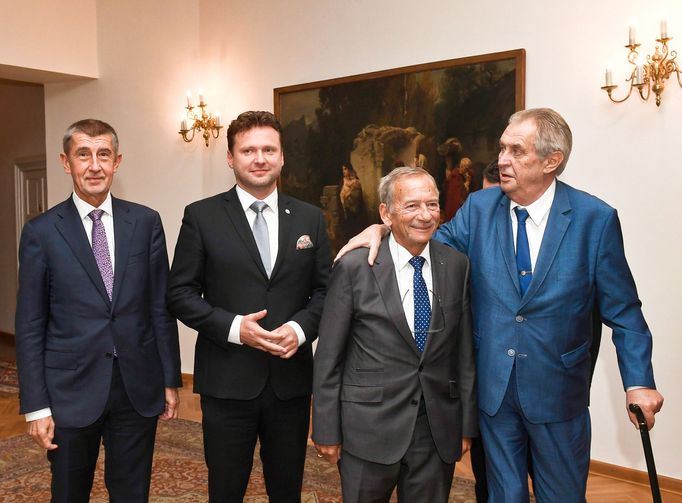 Premiér Andrej Babiš, šéf sněmovny Radek Vondráček, tehdejší šéf Senátu Jaroslav Kubera a prezident Miloš Zeman na jednání o české zahraniční politice v říjnu 2019.