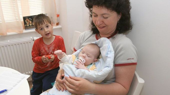Pár týdnu staré dítě v brněnském Klokánku. Bílý Čech, zdravý, bez postižení a právně volný - k nezaplacení.