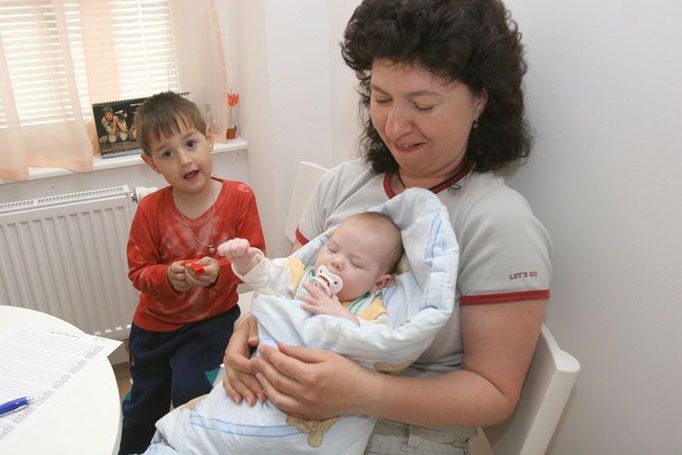 Pár týdnu staré dítě v brněnském Klokánku. Bílý Čech, zdravý, bez postižení a právně volný - k nezaplacení.