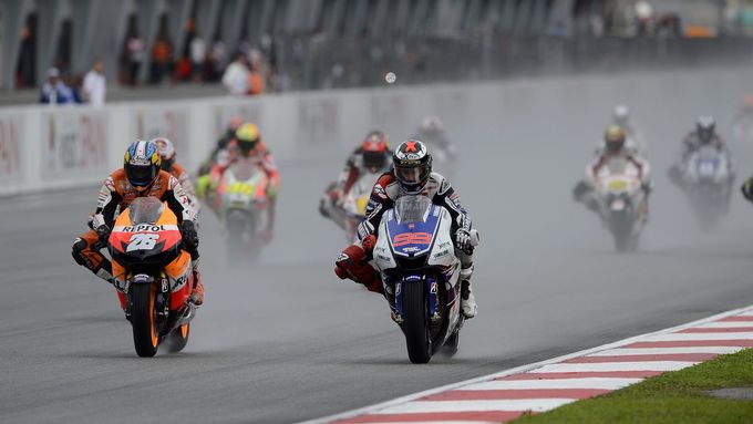 FOTO: Vodní hrátky MotoGP v Malajsii. Závodníky trápil déšť