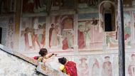 Je to malovaný kostel, který uvnitř i zvenčí zdobí fresky potulných malířů Baschenisových, původem z Averary v oblasti Bergama, kteří kolem roku 1500 působili po několik generací v alpských údolích Lombardie a Trentina.