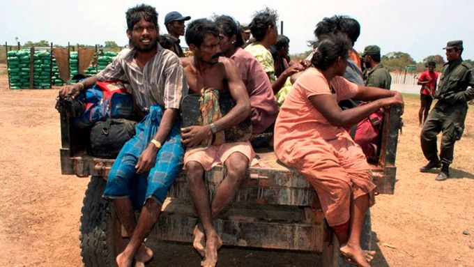 Tamilští civilisté prchají z oblasti bojů na Srí Lance.