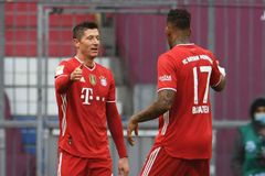 Bayern hrál od 12. minuty o deseti, Lewandowski přesto nastřílel Stuttgartu hattrick