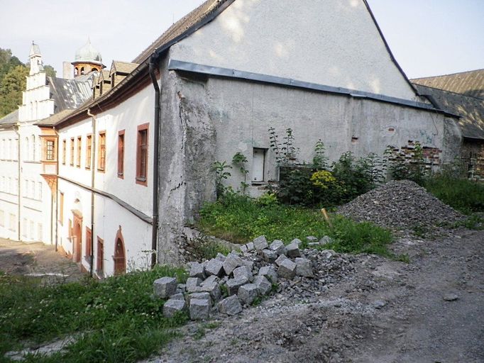 Kontrastní pohledy se v Jáchymově naskýtají téměř na každém kroku. Stačí třeba zajít za opravenou budovu (zde muzeum) ze špatné strany...