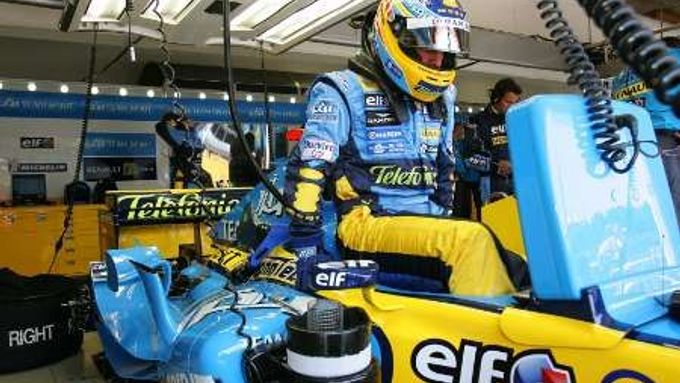 Španělský pilot Renaultu Fernando Alonso usedá za volant svého monopostu před kvalifikací Velké ceny San Marina v Imole.
