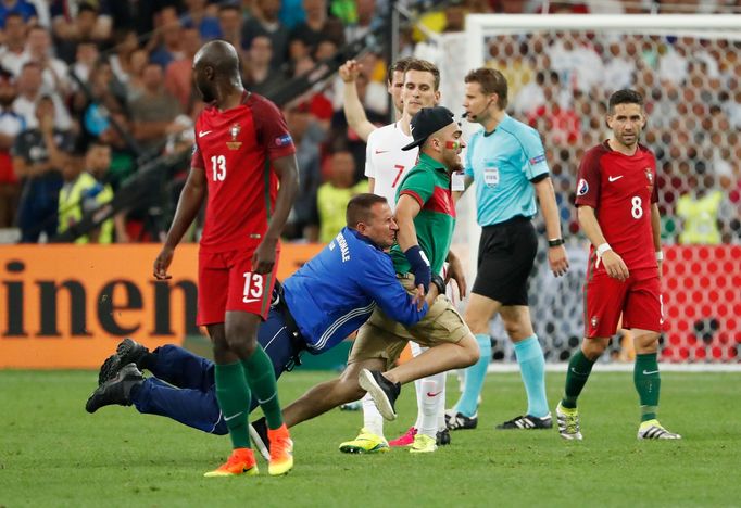 Euro 2016, Polsko-Portugalsko: portugalský výtržník na hřišti