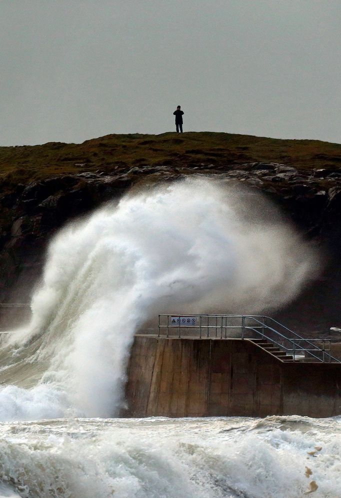 Vlny lámající se o pobřeží Portstewart v Severním Irsku 10. prosince 2014.