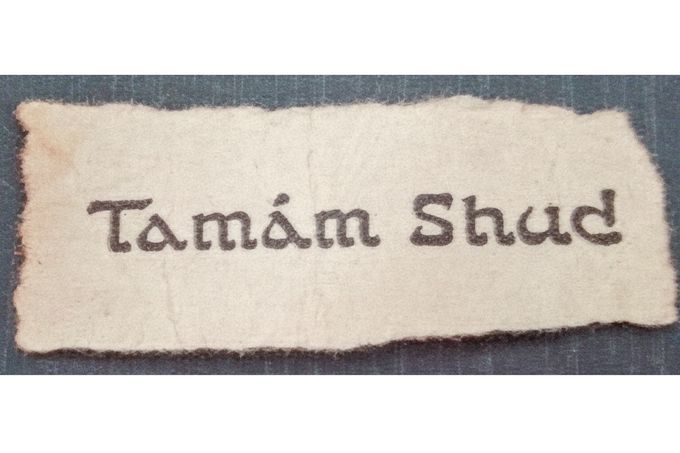Útržek papíru s nápisem "Tamam shud", nalezený v dubnu 1949 ve skryté kapse kalhot Somertonského muže v australském Adelaide.