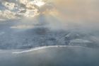 Havajský ostrov Maui bojuje s obrovskými lesními požáry. Situace se vyhrotila v úterý, kdy viceguvernérka Sylvia Lukeová vyhlásila stav nouze a mobilizovala národní gardu.