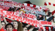 "Slávisté, derby je naše!" hlásí vlajka jednoho z fanoušků Slavie. A je to pravda, Slavia po výhře 3:2 v prodloužení na ledě soupeře vyhrála už páté derby pražských S v řadě.