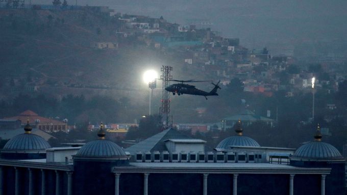 Vrtulník NATO nad Kábulem - ilustrační foto.