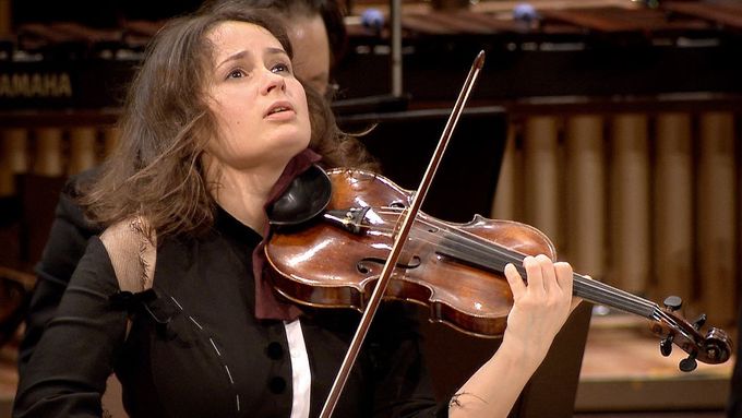 Patricia Kopatchinskaja už Ligetiho Koncert pro housle a orchestr natočila s Berlínskými filharmoniky pod taktovkou sira Simona Rattla.