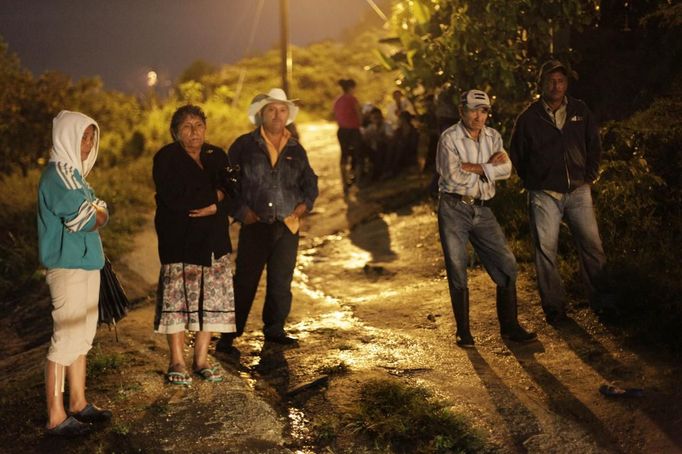 Friends and family members stand near a crime scene where a young man had been shot dead in San Pedro Sula March 28, 2013. San Pedro Sula, the country's second largest city after Tegucigalpa, has a homicide rate of 169 per 100,000 people and was named the world's most violent city for a second year in a row. Lax laws allow civilians to own up to five personal guns. Arms trafficking has flooded the country with nearly 70% illegal firearms. 83.4% of homicides are by firearms, compared to 60% in the United States. Picture taken March 28, 2013. REUTERS/Jorge Cabrera (HONDURAS - Tags: CRIME LAW CIVIL UNREST HEALTH) ATTENTION EDITORS: PICTURE 4 OF 39 FOR PACKAGE 'GUN CULTURE - HONDURAS' SEARCH 'HONDURAS GUN' FOR ALL IMAGES Published: Dub. 5, 2013, 11:14 dop.