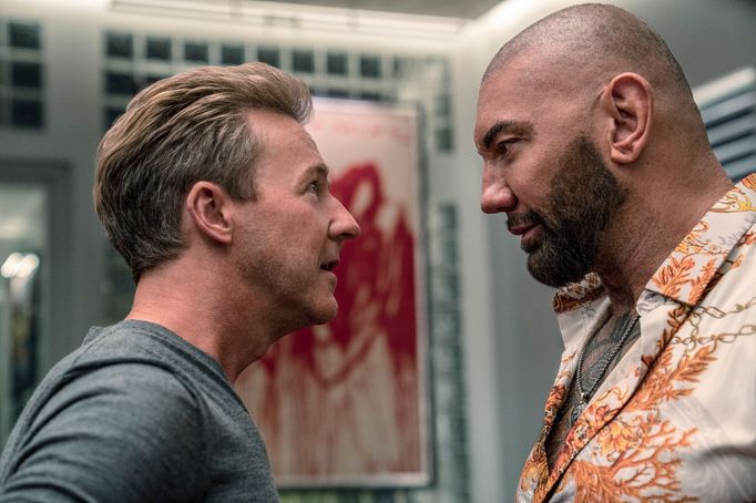 Edward Norton jako Miles Bron a Dave Bautista coby Duke.