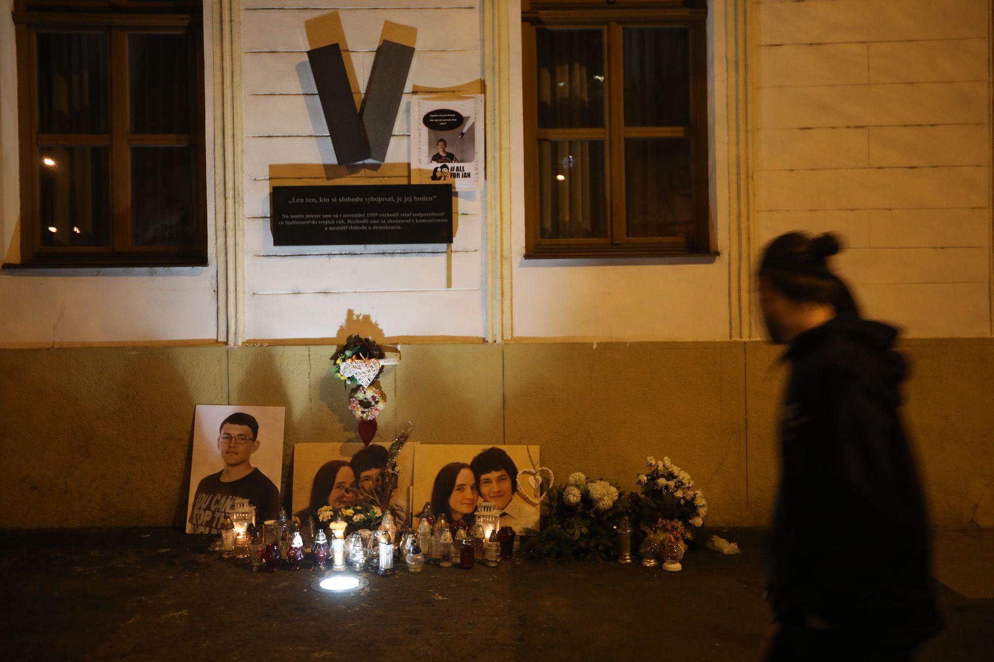 Pomník připomínající zavražděného novináře Jána Kuciaka a jeho snoubenku Martinu Kušnírovou v Bratislavě.