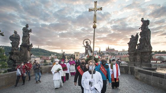 Foto: Za soumraku prošlo výjimečně prázdným centrem Prahy honosné svatojánské procesí