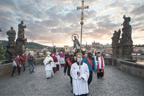 Foto: Za soumraku prošlo výjimečně prázdným centrem Prahy honosné svatojánské procesí