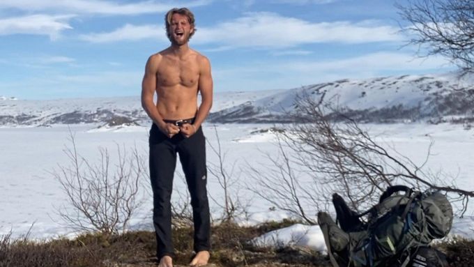 Svůj skromný, ale svobodný život uprostřed divočiny sdílí Robert online, na Instagramu už má přes 188 tisíc sledujících.