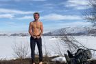 Z univerzity do džungle. Tarzan z Kodaně si v divočině staví dům za pomoci YouTube